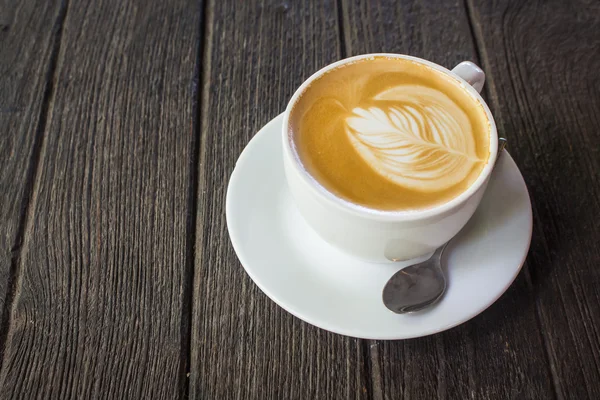 Xícara de café latte em madeira — Fotografia de Stock