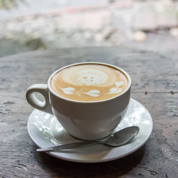 Latte koffie op houten tafel — Stockfoto