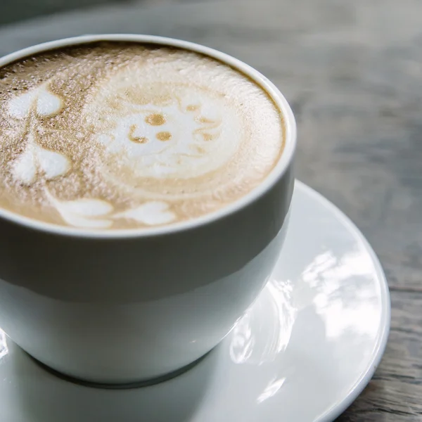 Café latte na mesa de madeira — Fotografia de Stock