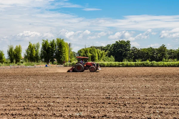 Traktorn arbetar inom fältet jordbruket. — Stockfoto
