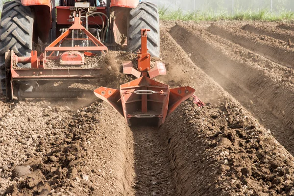 Traktor förberedelse jord arbetar inom fältet jordbruket. — Stockfoto