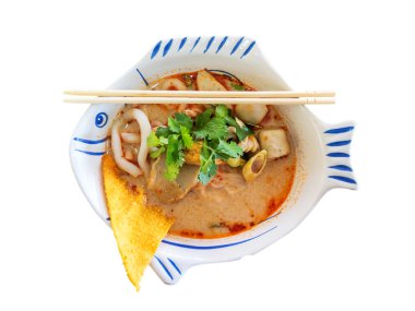 Tay şehriye çorbası etli izole kırpma yolu.