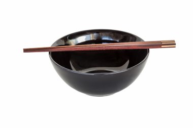 yemek çubukları ve siyah kase üzerinde beyaz izole kapatmak.