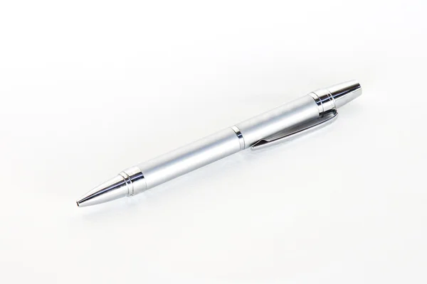 Nära håll pennan isolerad på vit bakgrund. — Stockfoto