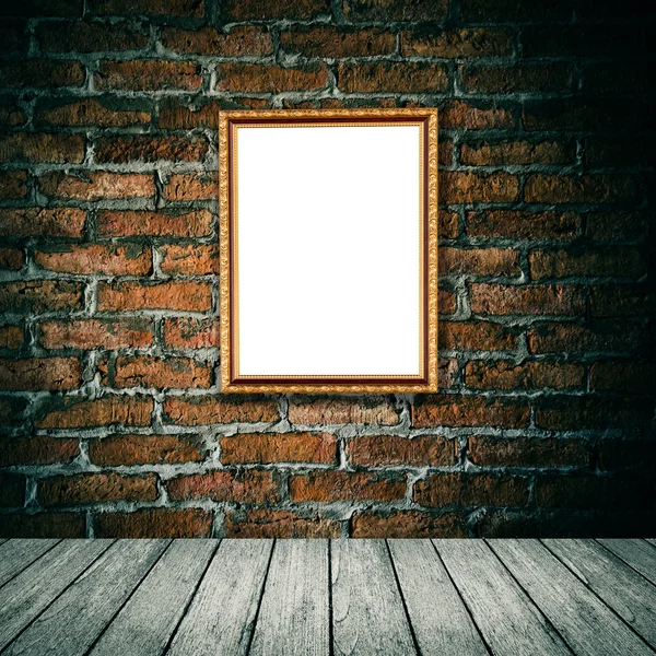 Grunge τούβλο δωμάτιο εσωτερικό με κορνίζα φωτογραφία σε φόντο τοίχο. — Φωτογραφία Αρχείου