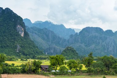 Peyzaj ve Vang Vieng, Laos dağda.
