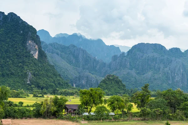 Paisaje y montaña en Vang Vieng, Laos . — Foto de Stock