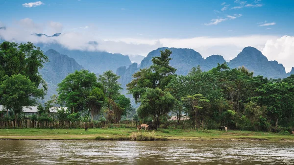 Krajina a hory ve Vang Vieng, Laos. — Stock fotografie