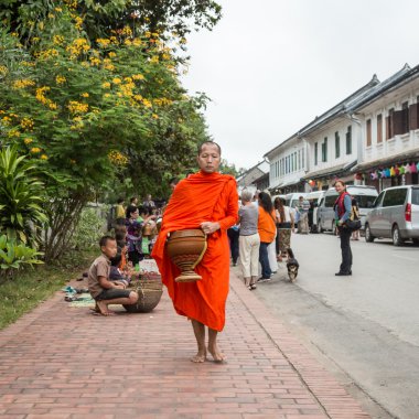 Kimliği belirsiz rahipler yürümek sadaka ve teklifleri 27 Ekim 2014 üzerinde toplamak için Laos. Bu alayı sabahın erken saatlerinde Luang prabang her gün düzenlenen.
