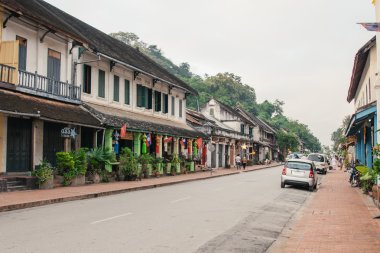 Cityon 26 Ekim 2014 Laos turistik ilçe merkezi kısmında onların günlük rutin olarak tanımlanamayan vatandaşlar Luang Prabang. Açık sokak görünümü. Popüler seyahat hedef.