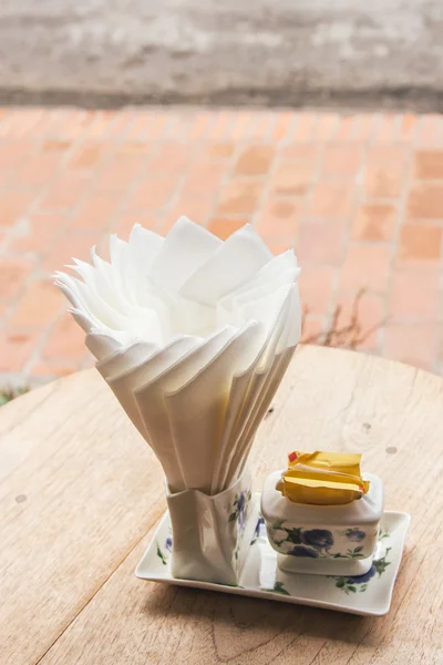 Papel de tecido sobre mesa de madeira no café — Fotografia de Stock