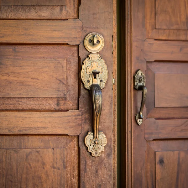 Poignées de porte en laiton et gros plan en bois — Photo