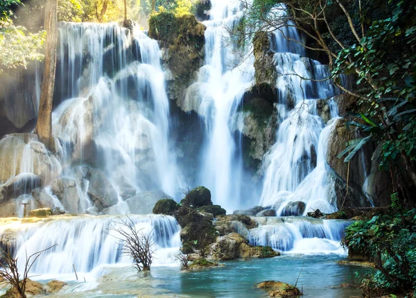 Kwang Šrí vodopád v Luang prabang, Laos. — Stock fotografie