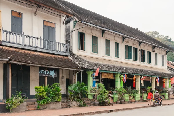 Unidentified citizens of Luang Prabang on their daily routine at central part of touristic district of the cityon October 26, 2014 Laos. Outdoor street view. Popular travel destination. — Stock Photo, Image