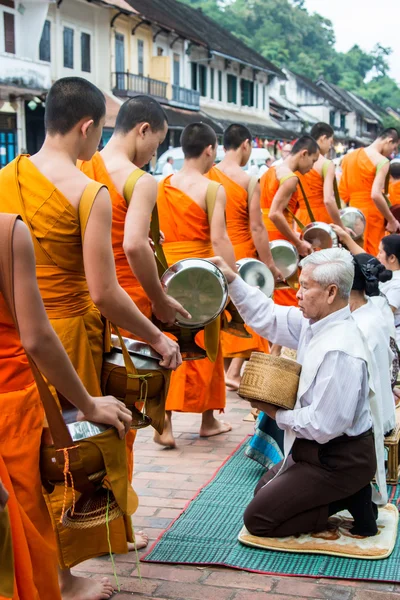 LUANG PRABANG, LAOS - OCTOBER 27 — Stock Photo, Image