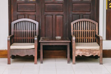 Bahçedeki sandalyeler