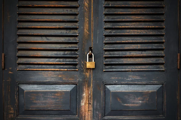 Cerrar puerta negra con cerradura de llave — Foto de Stock