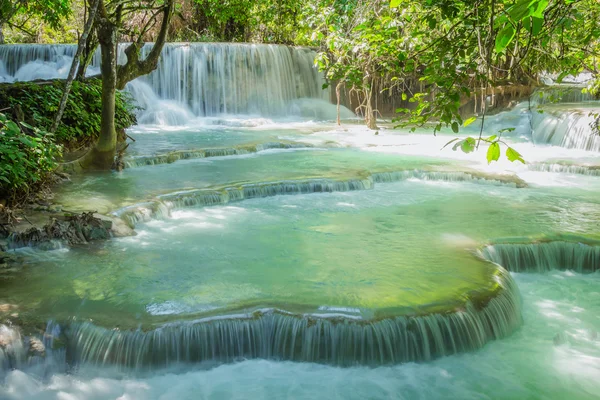 Kuang si vodopády v luang prabang, laos. — Stock fotografie