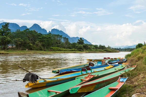 Vang Vieng, Laos Nam şarkı nehirde tekneler — Stok fotoğraf