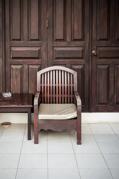 Старый деревянный стул с деревянным столом дома — стоковое фото
