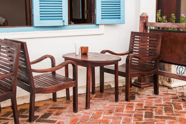 Vieille chaise en bois avec table en bois à la maison — Photo