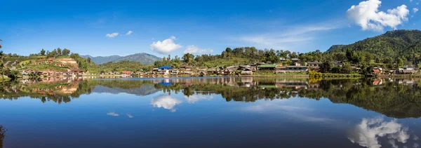 Panorama Ban rak thai village i Meahongson, Thailand. — Stockfoto