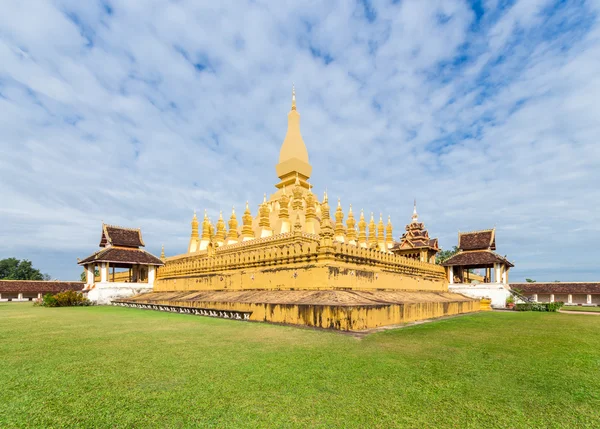 Złota pagoda wat Phra That Luang w Vientiane, Laos. — Zdjęcie stockowe