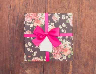 Vintage hediye kutusu ahşap masa üzerinde.