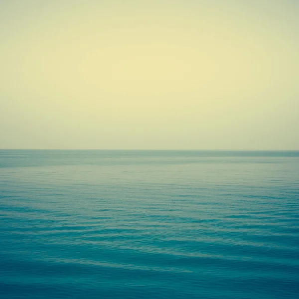 Morze kolor indygo i miękkie fale z rocznika efekt — Zdjęcie stockowe