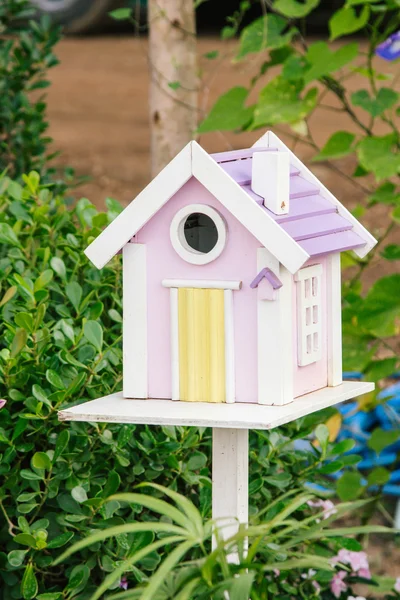 Holzbriefkasten auf Garten — Stockfoto