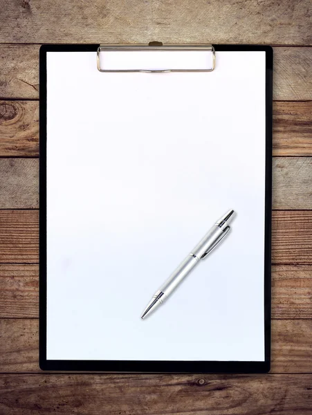ペンで木材の背景にホワイト ペーパー クリップボード — ストック写真
