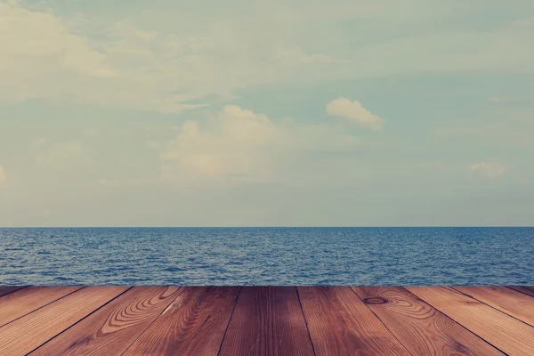 Drewno i morze i niebieski niebo z rocznika efekt — Zdjęcie stockowe