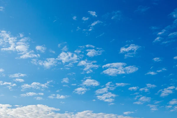 Голубое небо и белые облака с космосом — стоковое фото