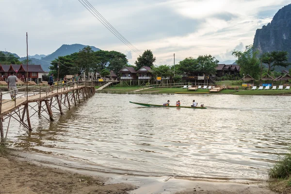 VANG VIENG, LAO P.D.R. - October 24 : Unidentified tourists are — Stock Photo, Image