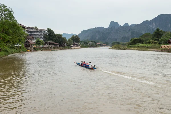 VANG VIENG, LAO P.D.R. - October 24 : Unidentified tourists are — Stock Photo, Image