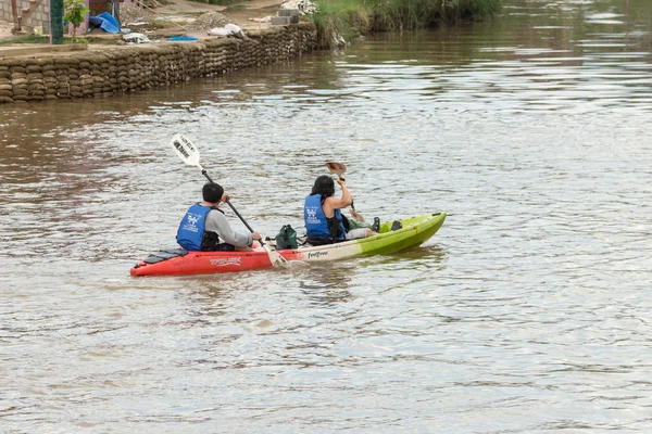 VANG VIENG, LAO P.D.R. - October 24 : Unidentified tourists are — Stock Photo, Image