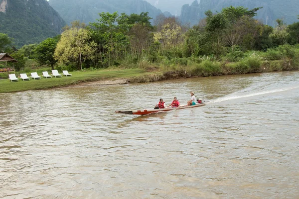 VANG VIENG, LAO P.D.R. - October 24 : Unidentified tourists are — Stock Photo, Image