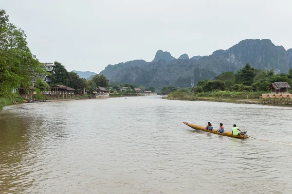 VANG VIENG, LAO P.D.R. - October 24 : Unidentified tourists are — Stock Photo, Image