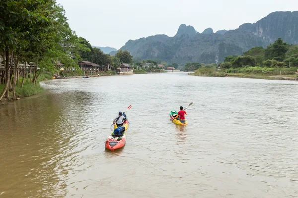 VANG VIENG, LAO P.D.R. - 24 de octubre: turistas no identificados son — Foto de Stock