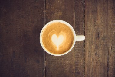 Latte sanat üzerinde ahşap masa kahve