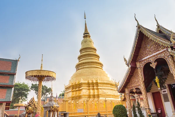 Templo Phra que Hariphunchai em Lamphum, Província Chang Mai, Th — Fotografia de Stock