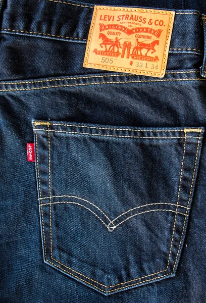 Portre deri ağır kartı stok etiket Levi's marka denim Jeans bir çift gibi. — Stok fotoğraf