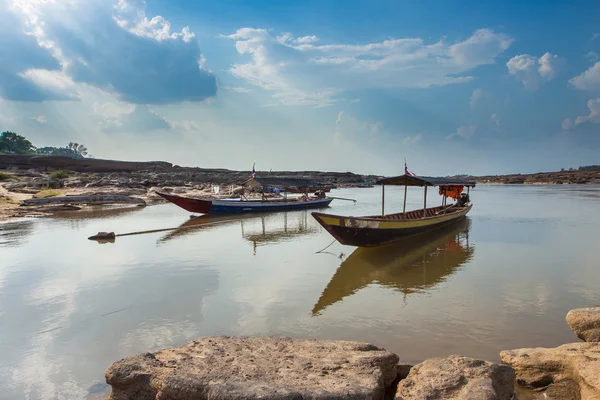 Barco no Sam Phan Bok na Tailândia — Fotografia de Stock