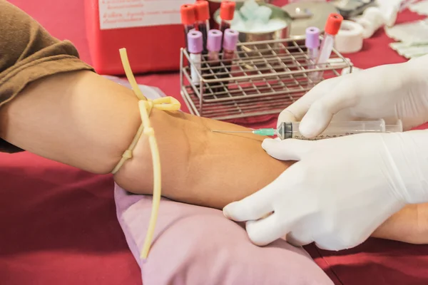 Enfermera recogiendo una sangre de un hombre paciente —  Fotos de Stock