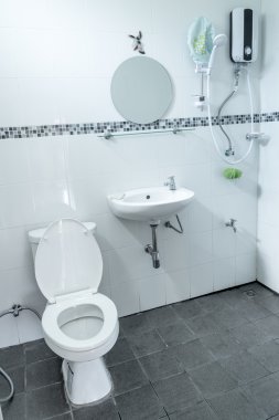 Beyaz banyo ve modern iç