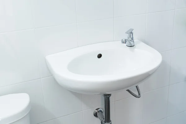 Fechar a bacia branca na parede no banheiro — Fotografia de Stock