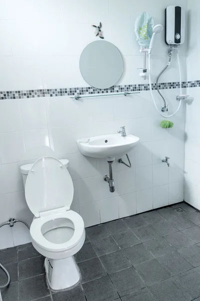 Белая ванная комната и современный интерьер — стоковое фото