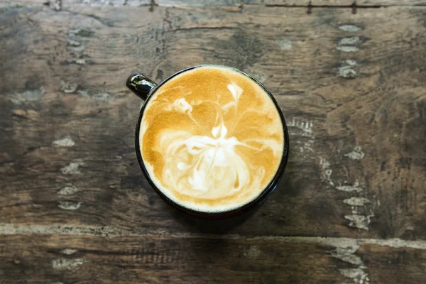 Café latte em fundo de madeira — Fotografia de Stock