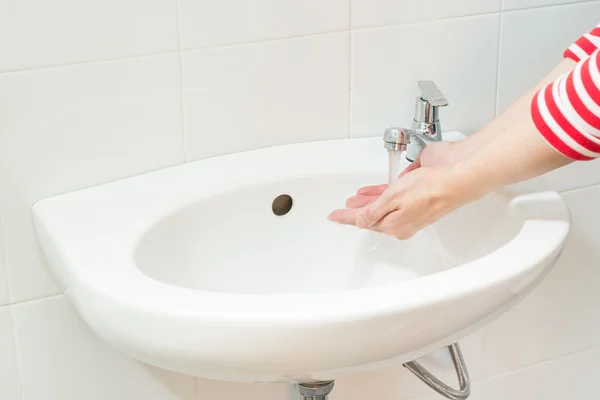 間近で浴室で女性の手の洗浄をクローズ アップ — ストック写真