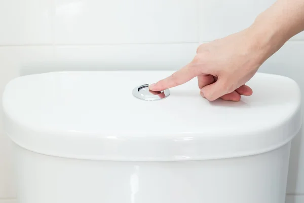 Hand auf Knopfdruck, um ein schließendes Werkzeug zu spülen — Stockfoto